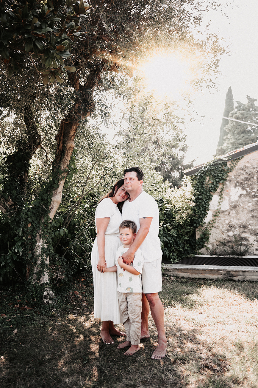Familie mit Kind im Garten im Sonnenlicht – natürliche Familienfotografie Nürnberg Schwabach Roth Fürth