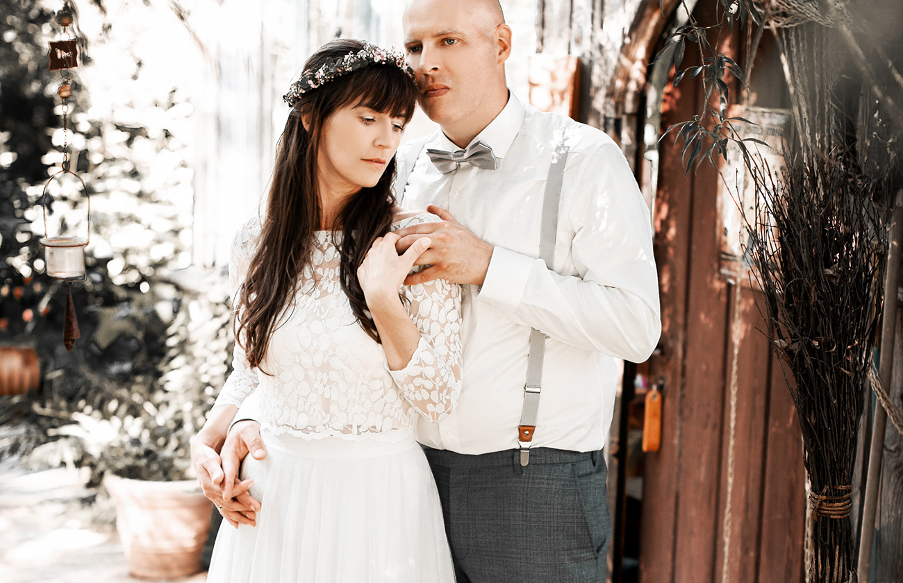 Brautpaar in intimer Umarmung im Vintage-Stil – natürliche Hochzeitsfotografie Nürnberg Schwabach Roth Fürth