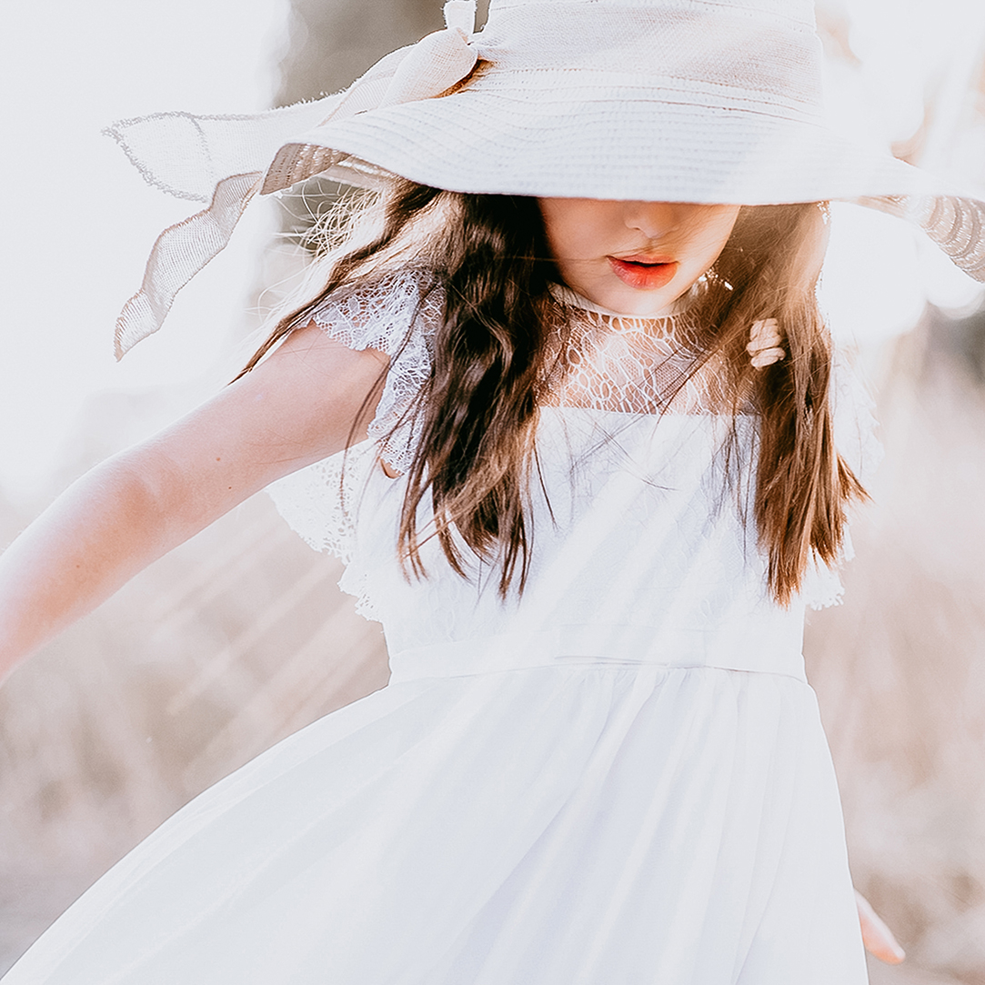Mädchen im weißen Kleid mit Hut im Sonnenlicht – natürliche Kinderfotografie von Stefanie Cypris Fotografin Nürnberg Schwabach Roth Fürth